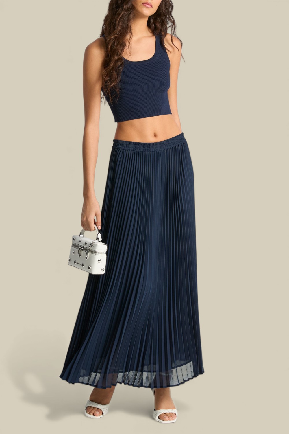 תמונת כל הלוק של חצאית פליסה